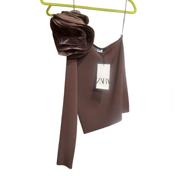 *NWT* Zara Mink Asymmetric Knit Top with a velvet floral detail on the shoulder - Picture 4 of 6